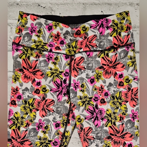 Victoria's Secret VSX Sport Colorful Floral Capris 18" Leggings - Picture 2 of 8